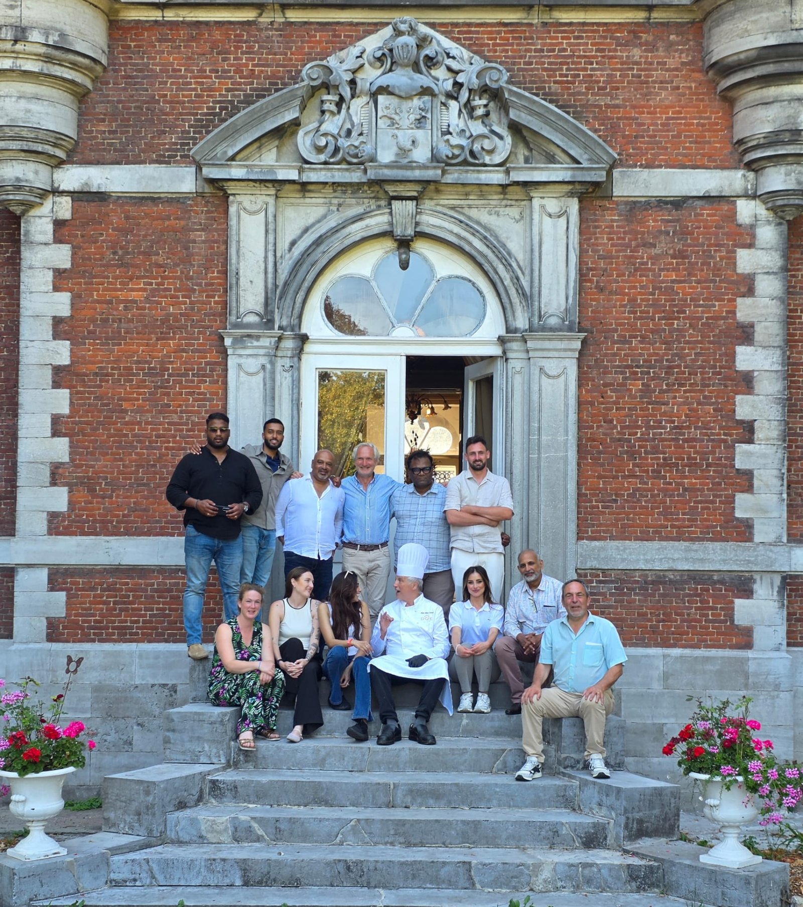 L'équipe Miremont Estate sur les marches du château
